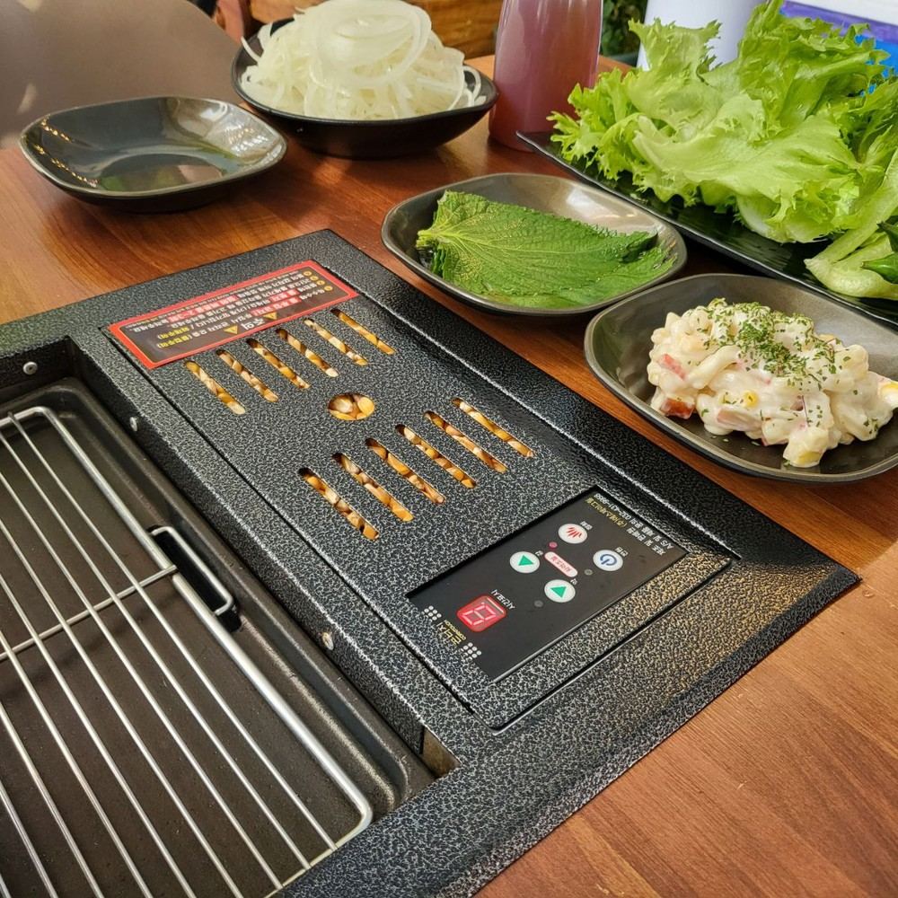 콘터치그릴 조작부와 옥수수 연료 칸