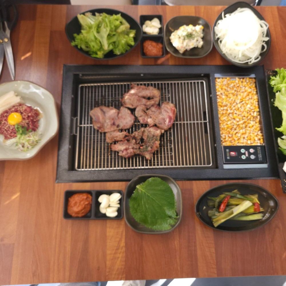 위에서 본 식당 테이블의 콘터치그릴과 반찬